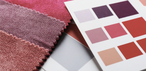 Palette cromatica con campioni di tessuto: armonia visiva tra colori e materiali per stile personale o interior design.Armocromia casa applicata